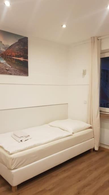 Frisch Renovierte 2-Zimmer-Wohnung Moenchengladbach Esterno foto