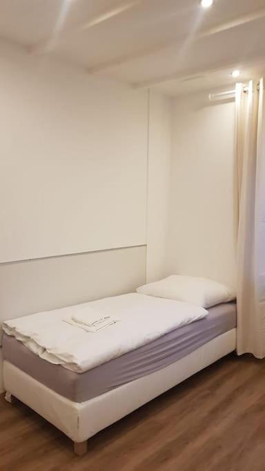 Frisch Renovierte 2-Zimmer-Wohnung Moenchengladbach Esterno foto