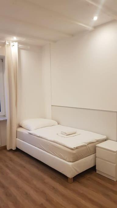 Frisch Renovierte 2-Zimmer-Wohnung Moenchengladbach Esterno foto